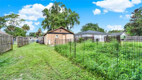 A home in DELAND