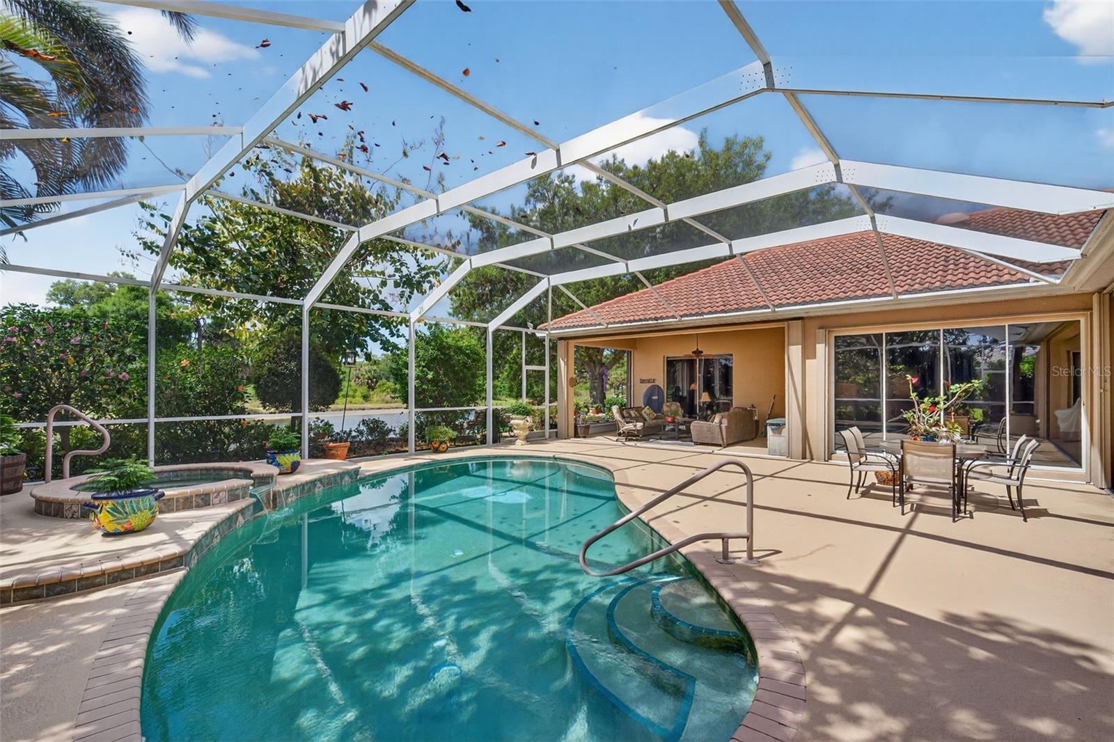 THE HAMPTONS - Residential