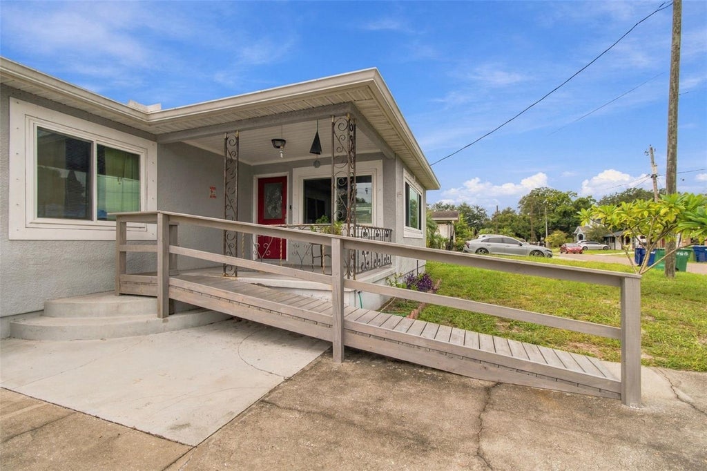 Photo of 2908 W Arch Street, Tampa, FL 33607 (MLS # TB8555533)