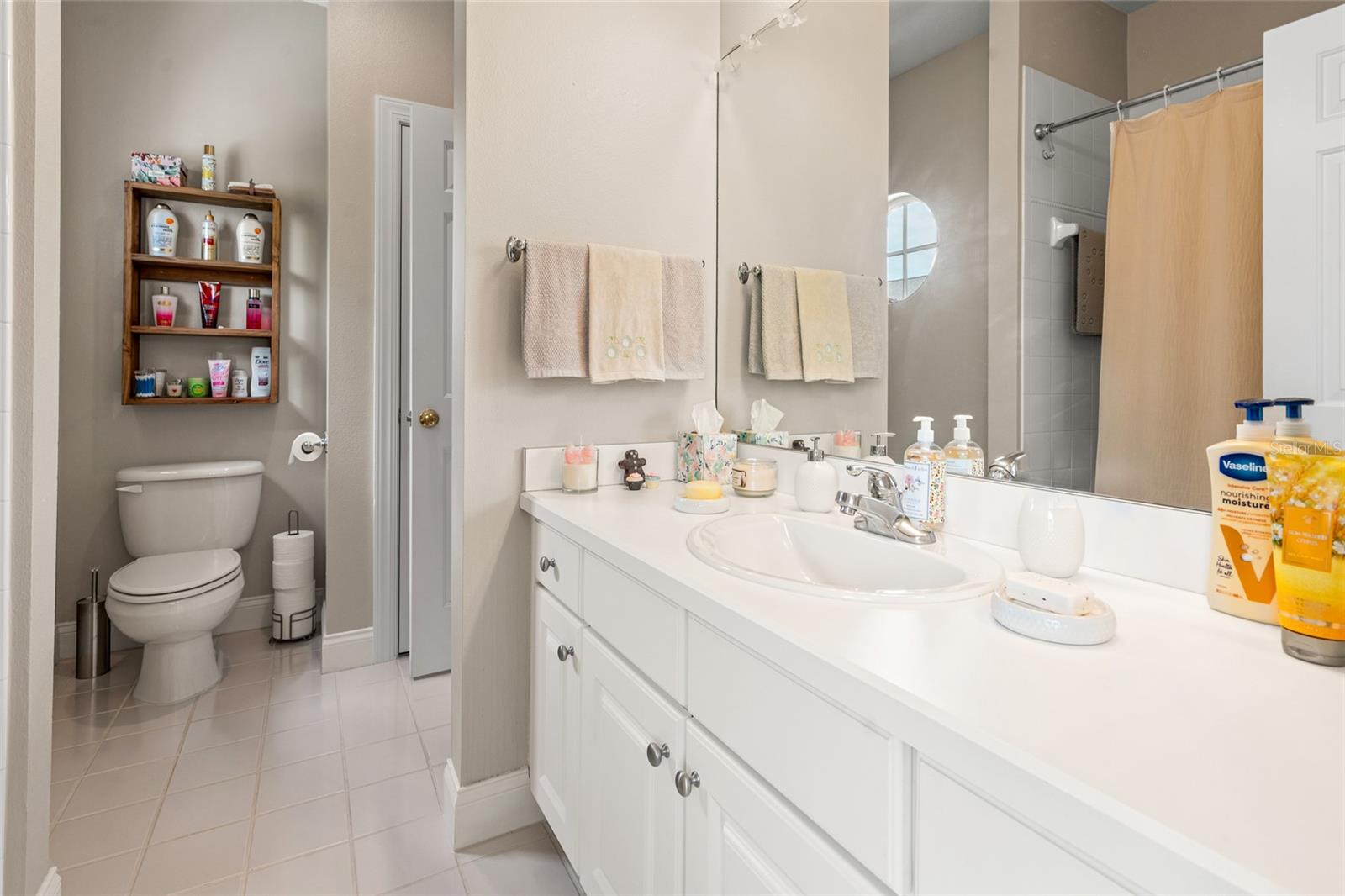 LAKESIDE TWNHMS - Residential