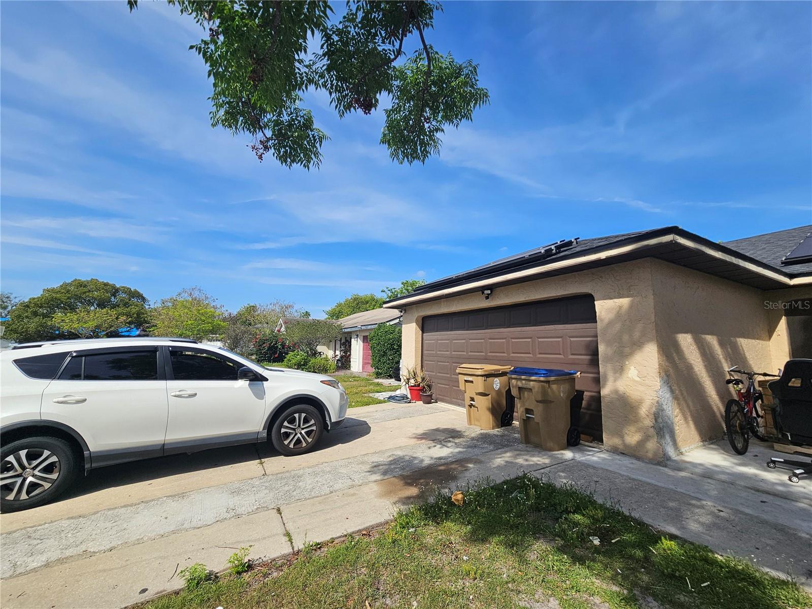 Comfortable room with water and electricity included. Close to parks and shopping centers.