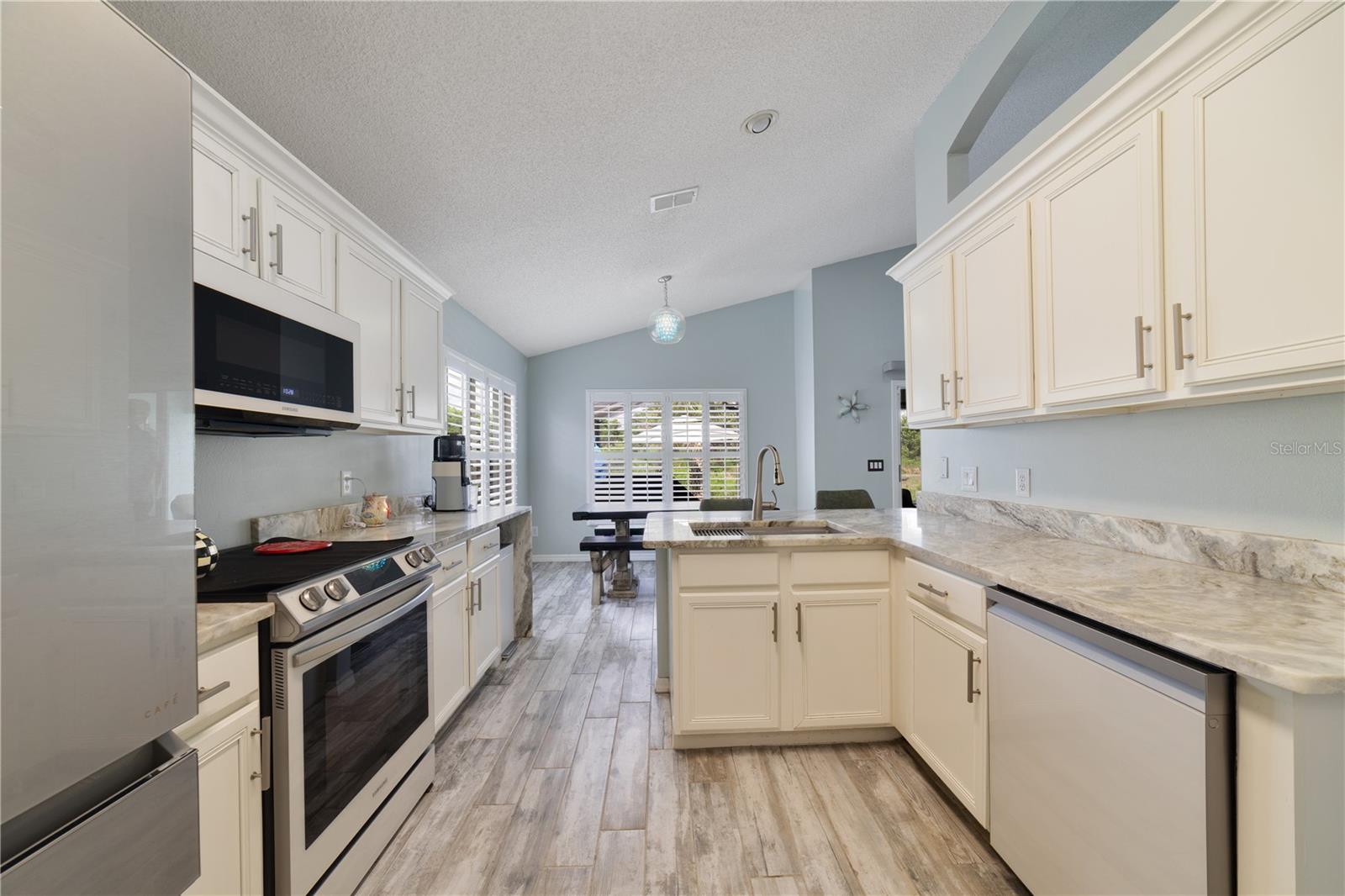 COUNTRY CLUB PARK - Residential