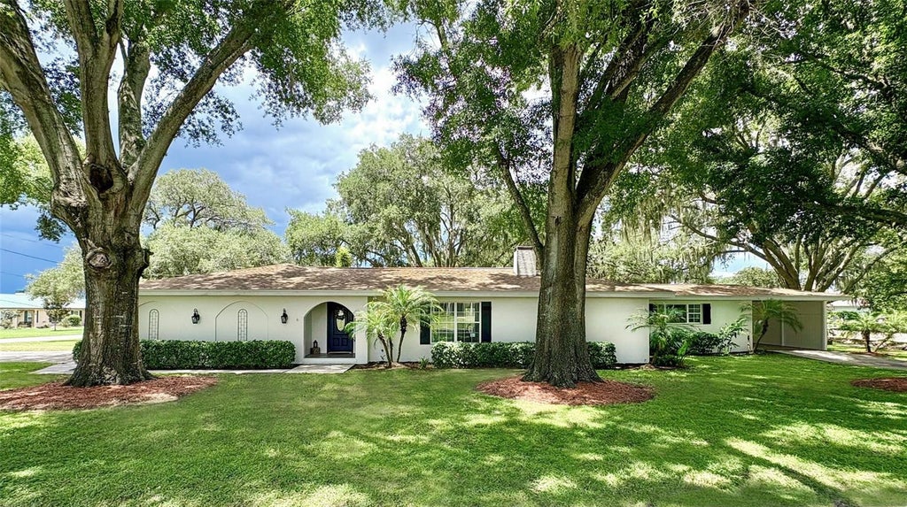 Photo of 10 W Lake Hamilton Circle, Winter Haven, FL 33881 (MLS # TB8554887)
