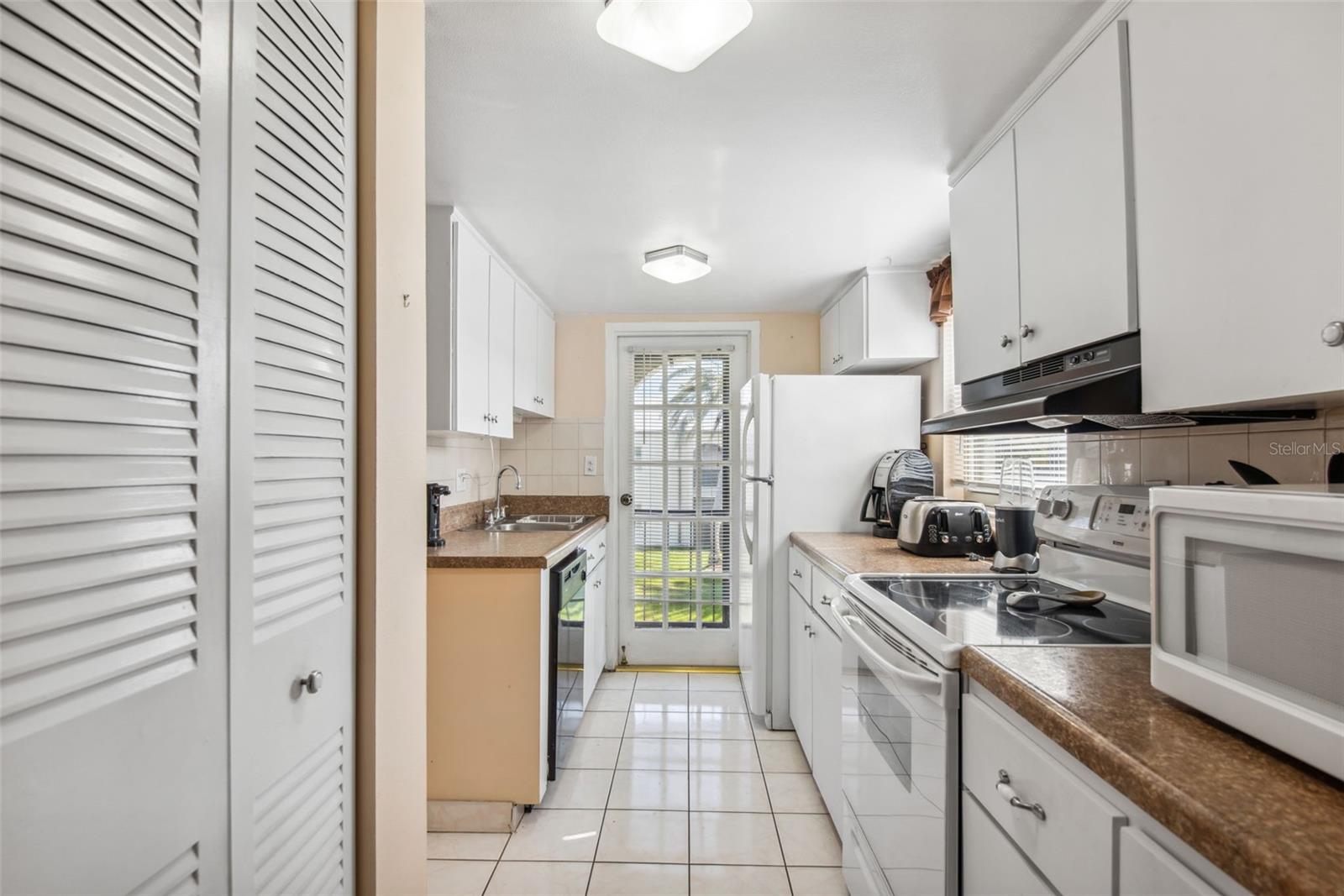 BOULEVARD CLUB THE CONDO - Residential Lease