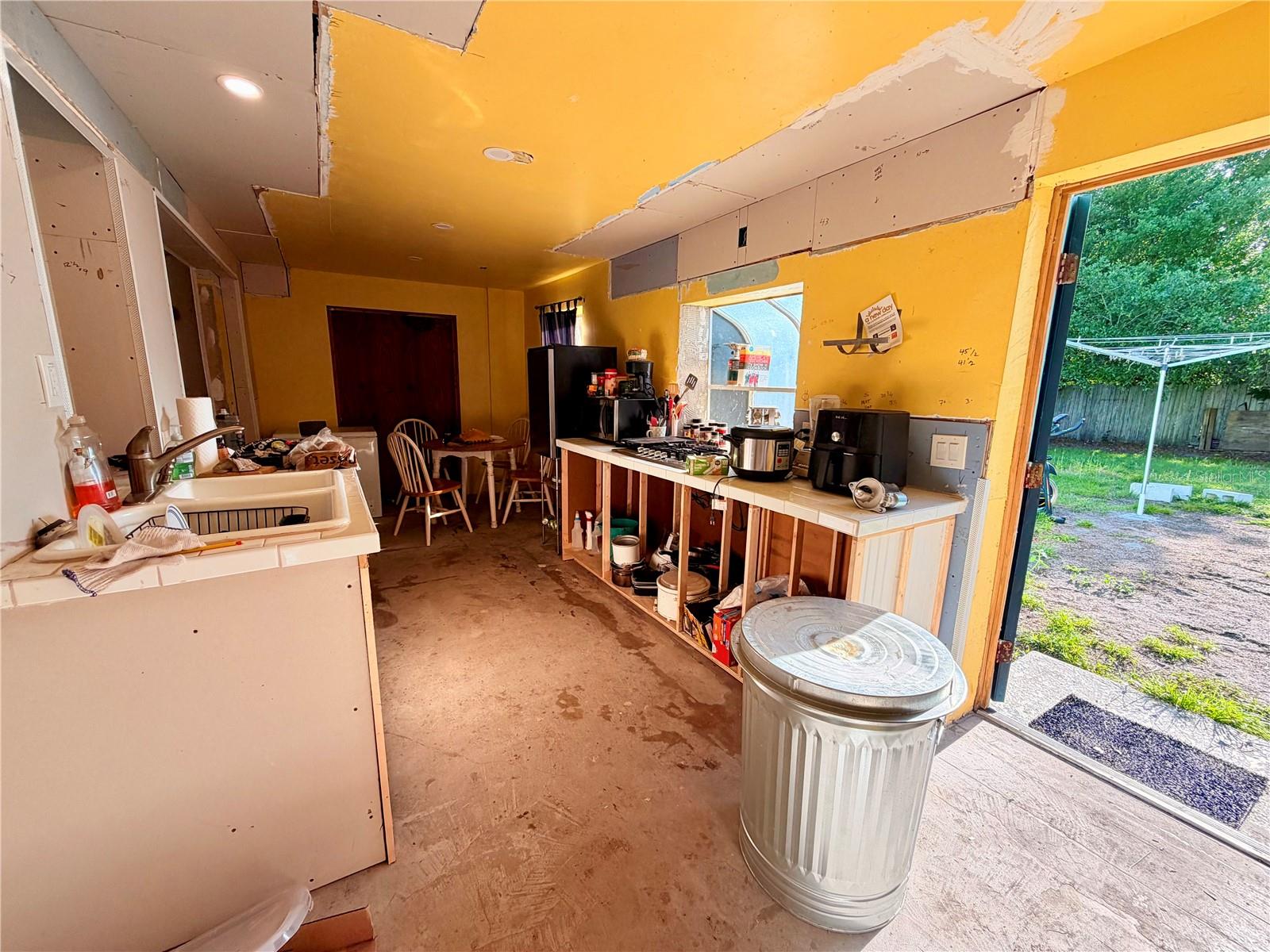 MC NEILS ORANGE VILLA - Residential