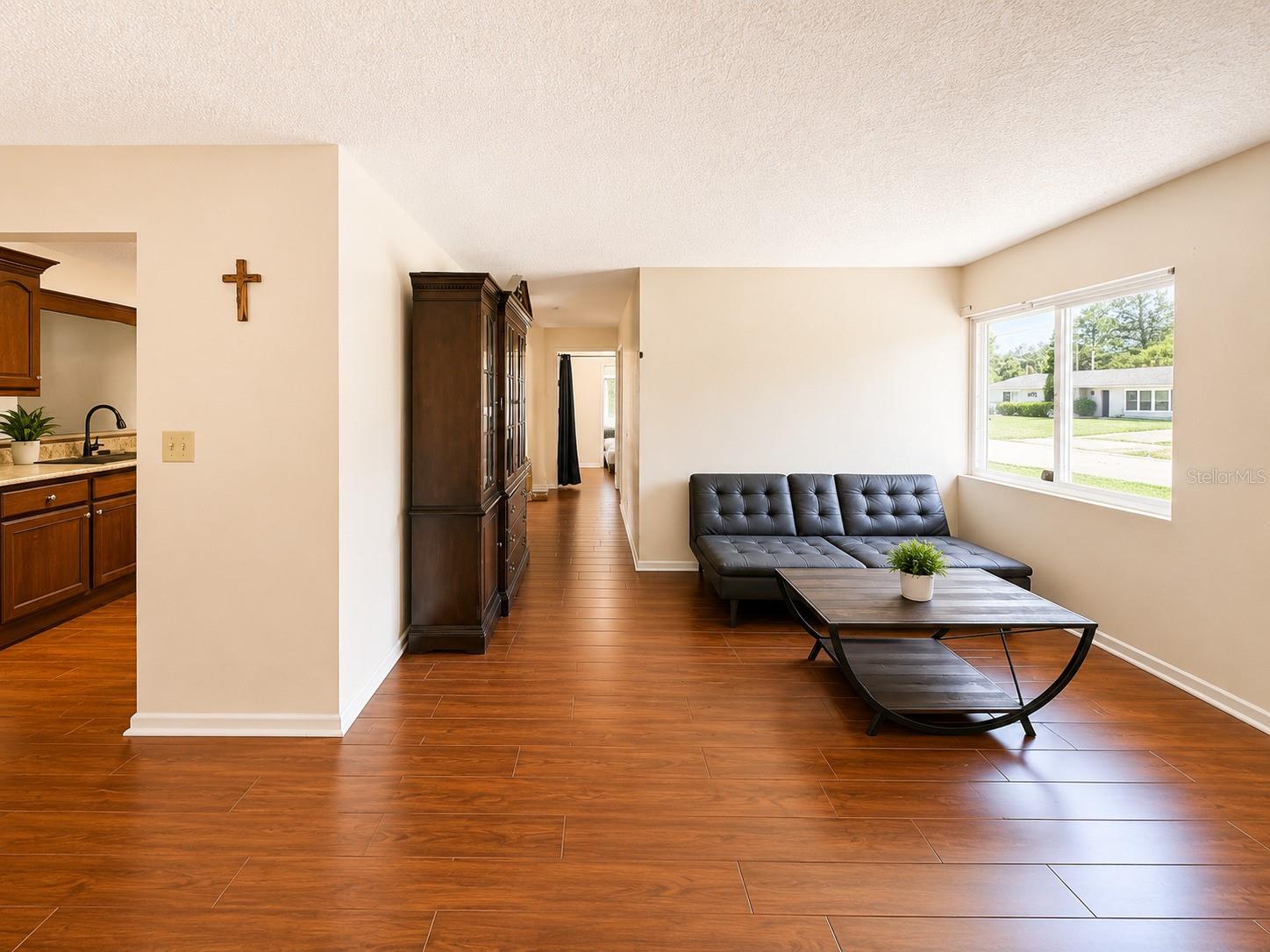 Search Properties for Sale 4 934 HILLWOOD DR