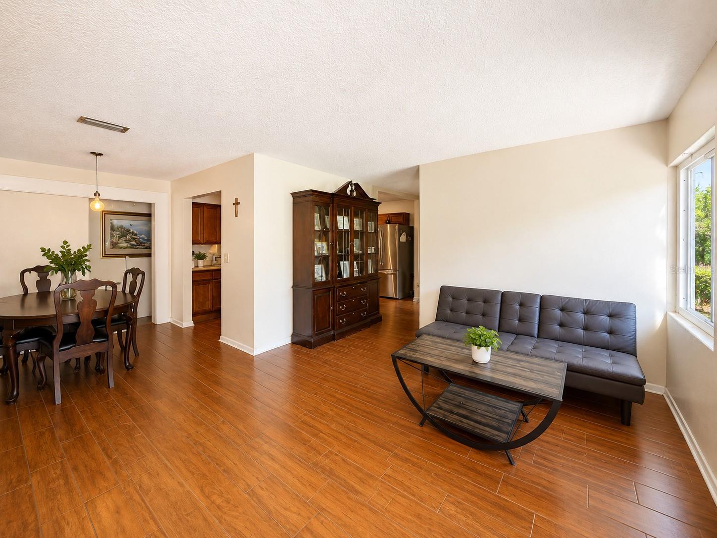 Search Properties for Sale 3 934 HILLWOOD DR