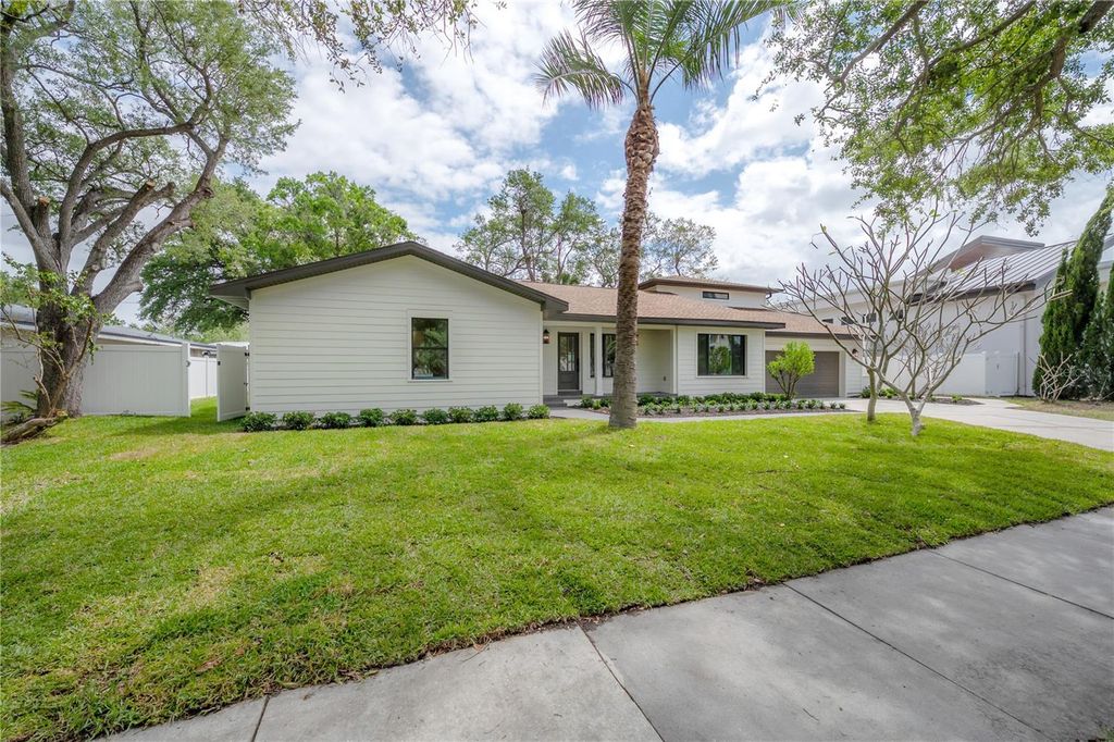 Photo of 471 W Davis Boulevard, Tampa, FL 33606 (MLS # TB8496105)