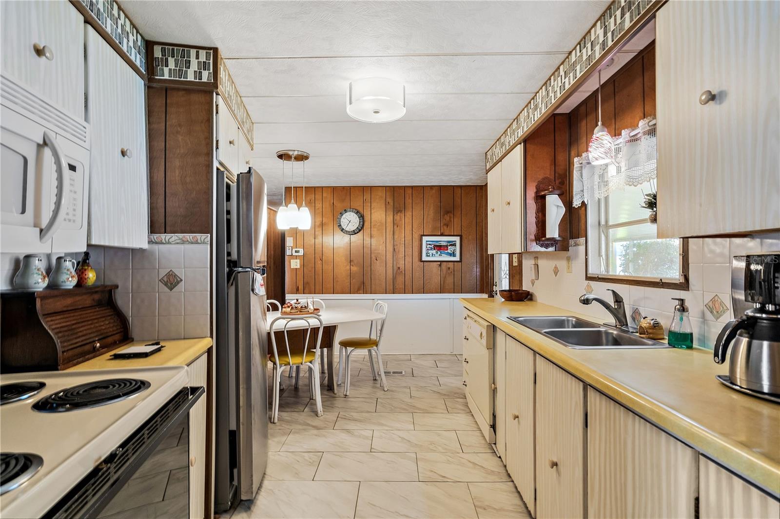 OAKWOOD MANOR - Residential