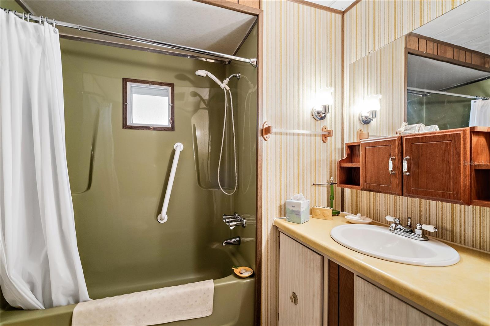 OAKWOOD MANOR - Residential