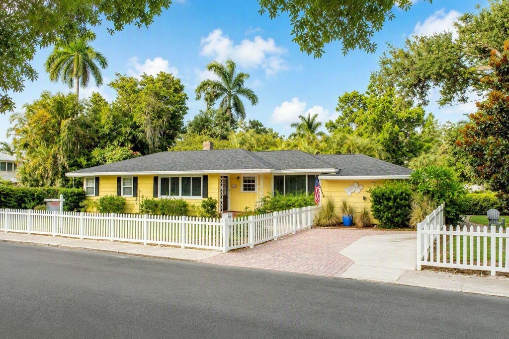 Photo of 405 20th Street W, Bradenton, FL 34205 (MLS # A4700174)