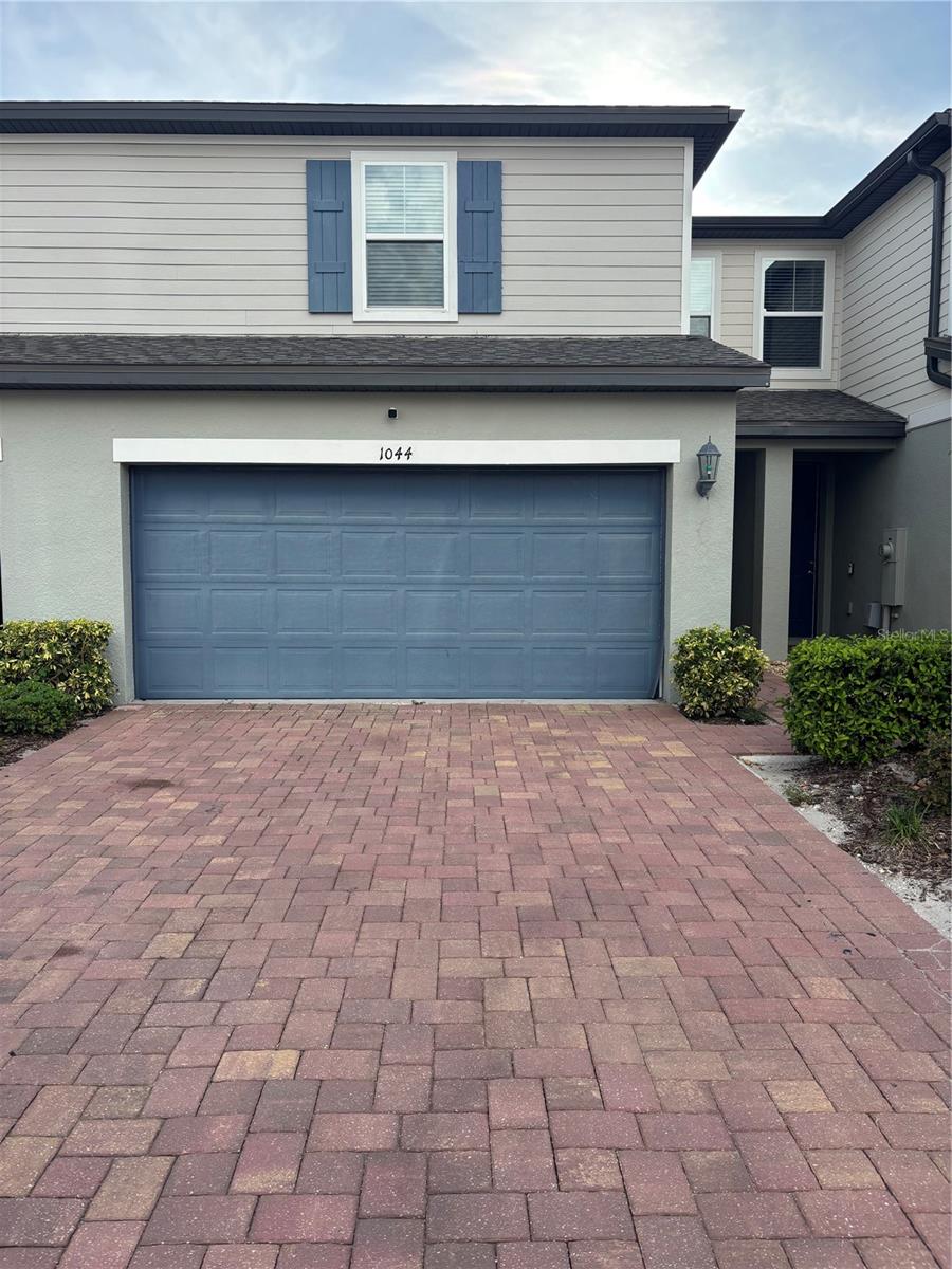 Beautiful Town home, great dining in the area and close to shopping area.