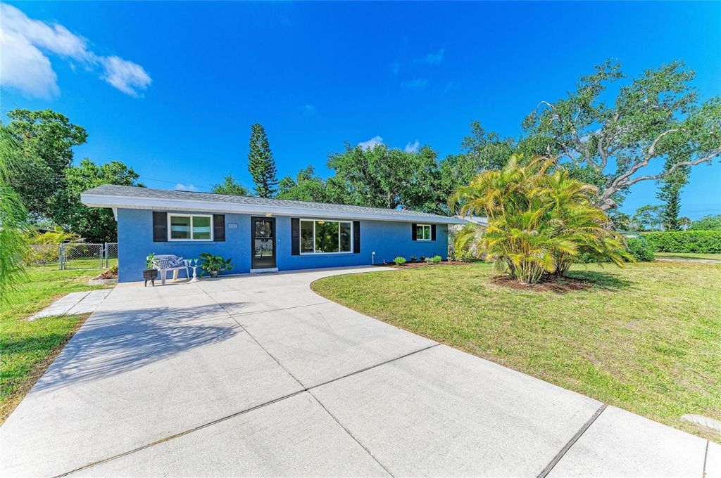 Photo of 1211 Cypress Avenue, Venice, FL 34285 (MLS # A4693033)