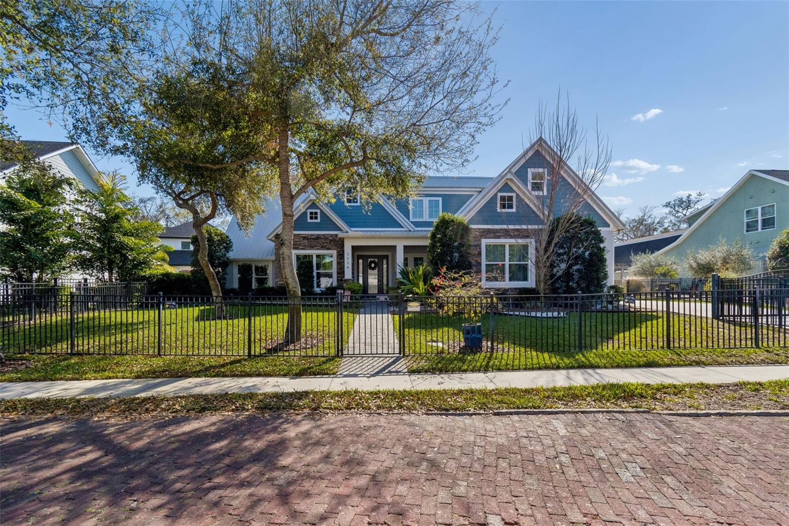 1516 GRANDVIEW DRIVE