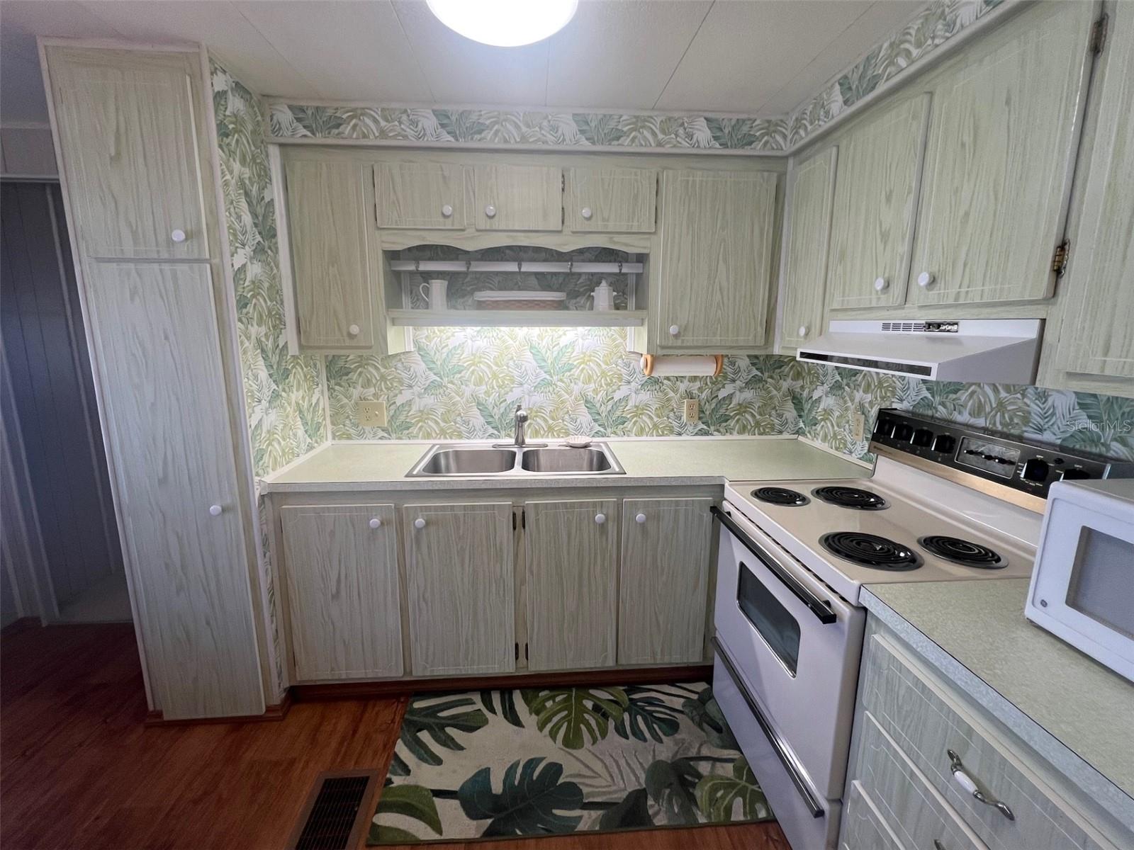 13 PINDO PALM STREET E