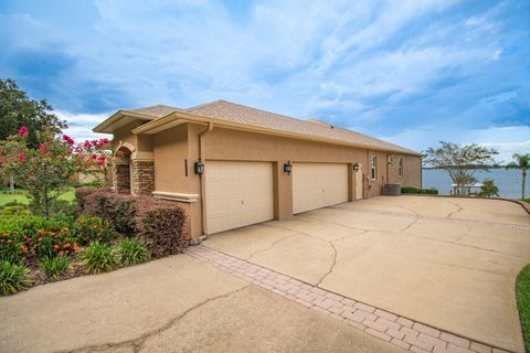 A home in AUBURNDALE