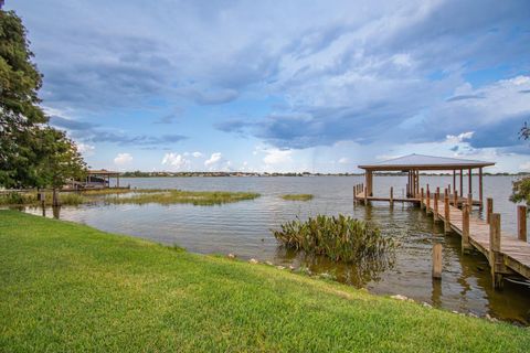 A home in AUBURNDALE