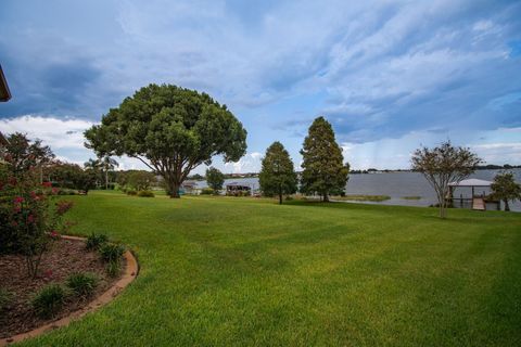 A home in AUBURNDALE