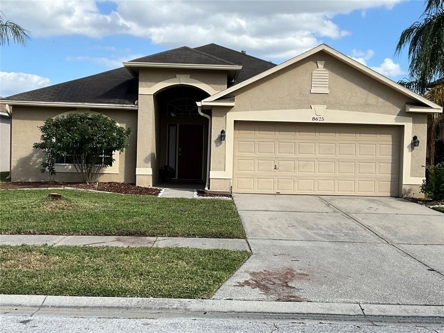 This beauty home has 3 bedroom, and 2 full bathrooms offers really nice view of the lake with large size enclose patio. House is completely FURNISHED along with decorations throughout. Conveniently located close to
shopping, walking trails, YMC, parks, airport and all major highway and expressway. Application must include proof of income, valid photo ID and application fee. A credit and background check will be performed on all completed applications.