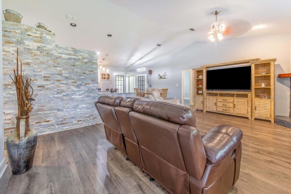 VAN LAKES THREE PB 88 PG 29 LOT 75 - Residential