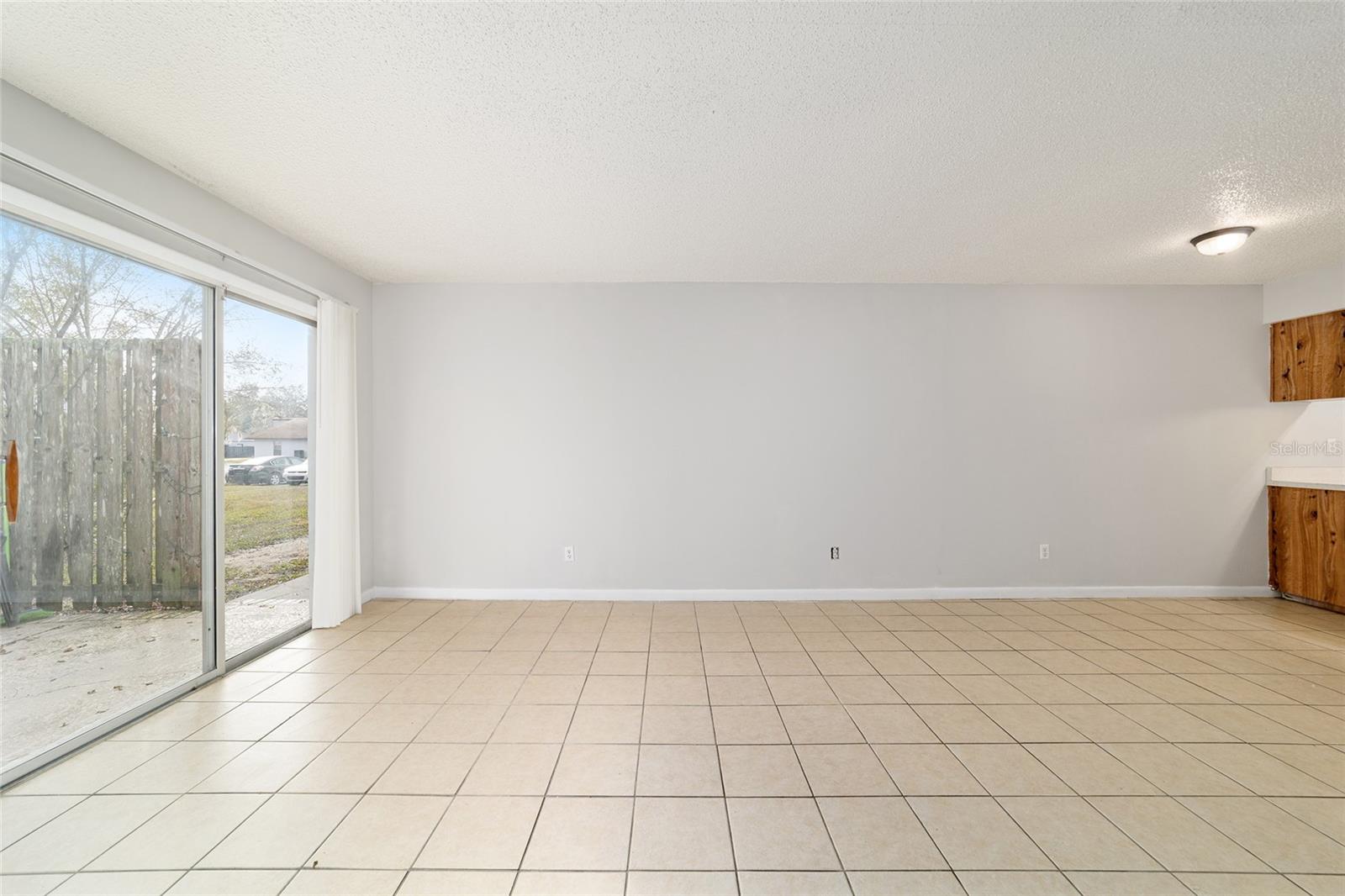 WHISPERING SANDS UN 01 - Residential Lease