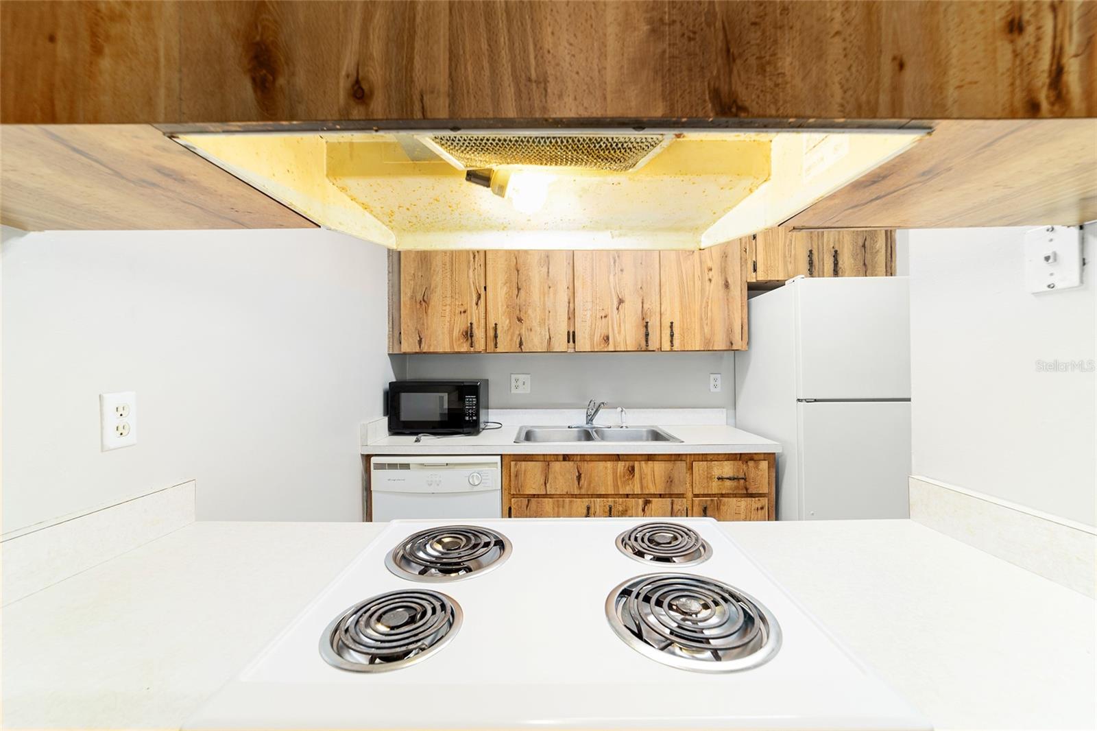 WHISPERING SANDS UN 01 - Residential Lease