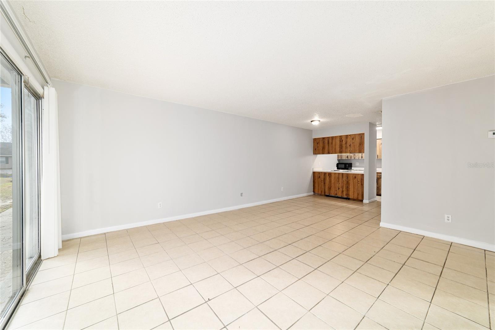 WHISPERING SANDS UN 01 - Residential Lease