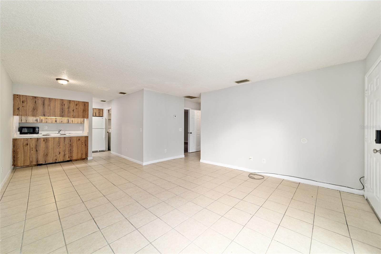 WHISPERING SANDS UN 01 - Residential Lease