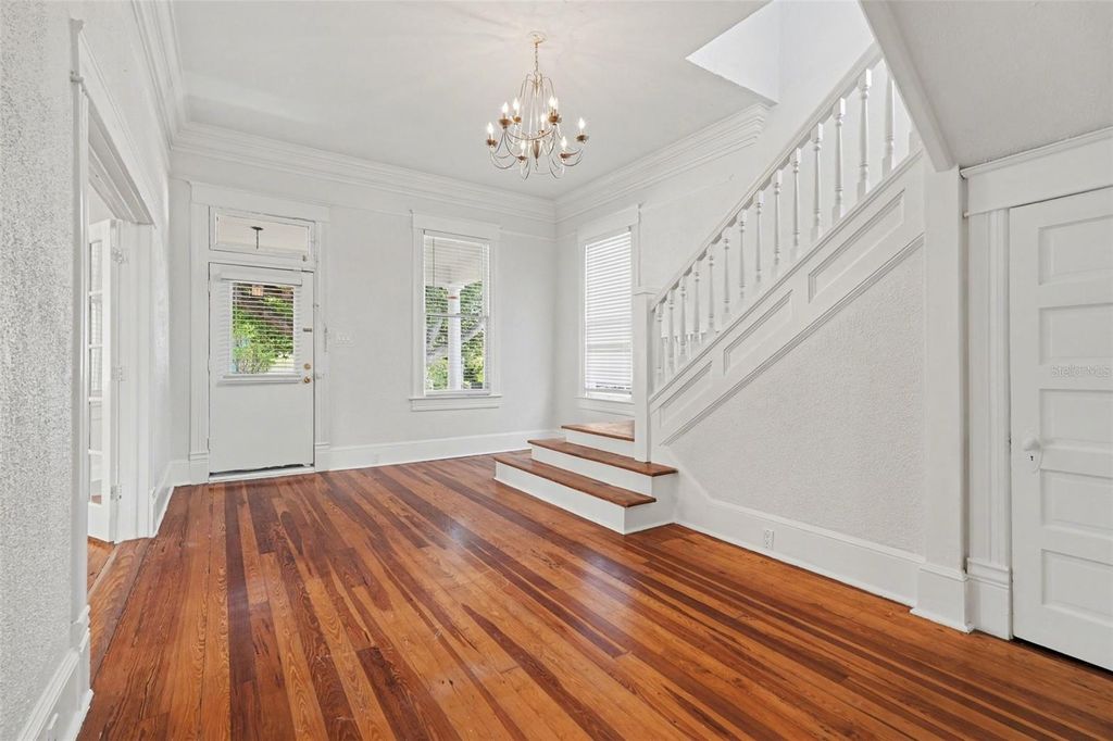 Photo of 501 W Euclid Avenue, Tampa, FL 33602 (MLS # TB8491188)