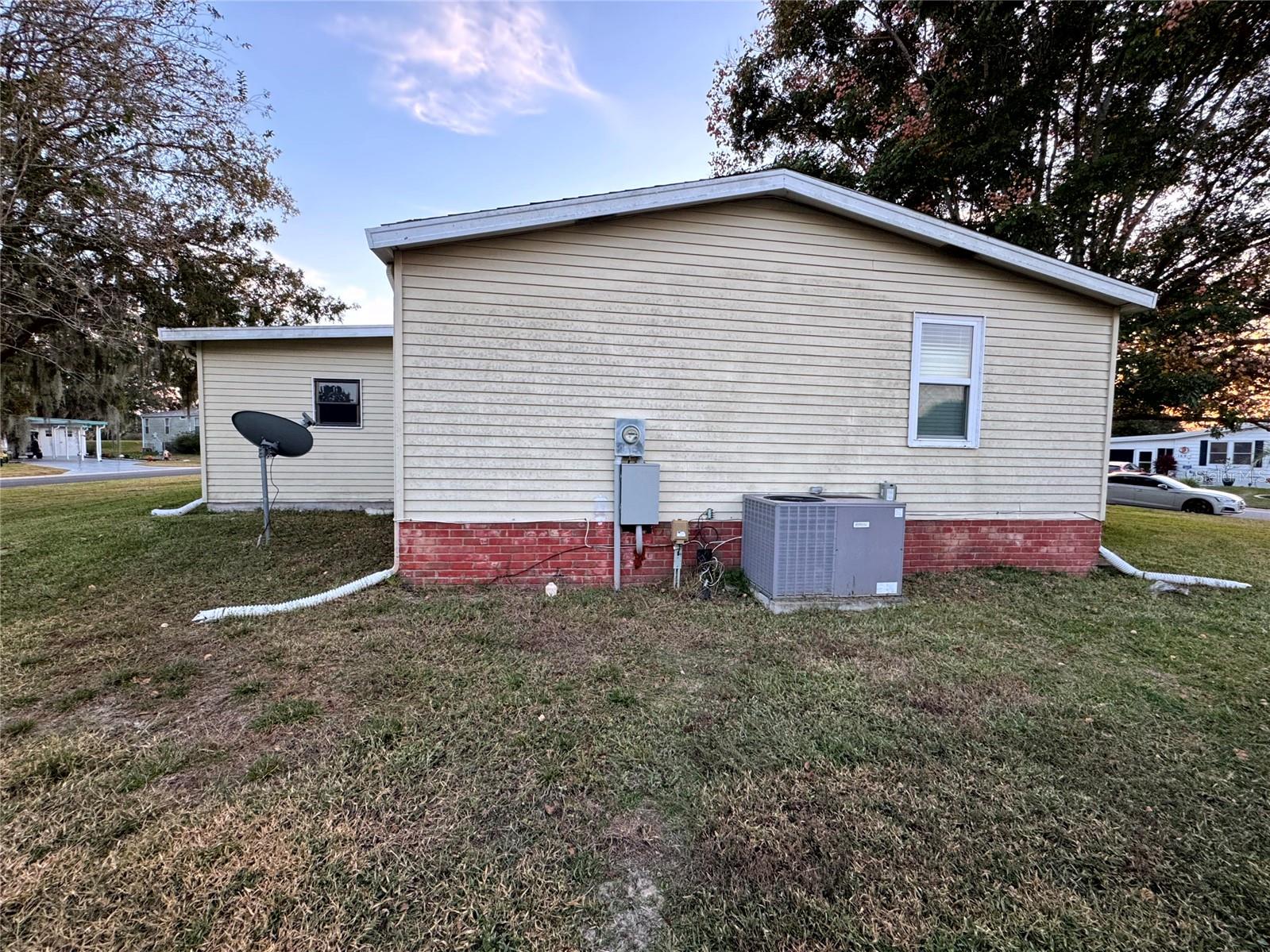 LADY LAKE ORANGE BLOSSOM GARDENS UNIT 09 - Residential