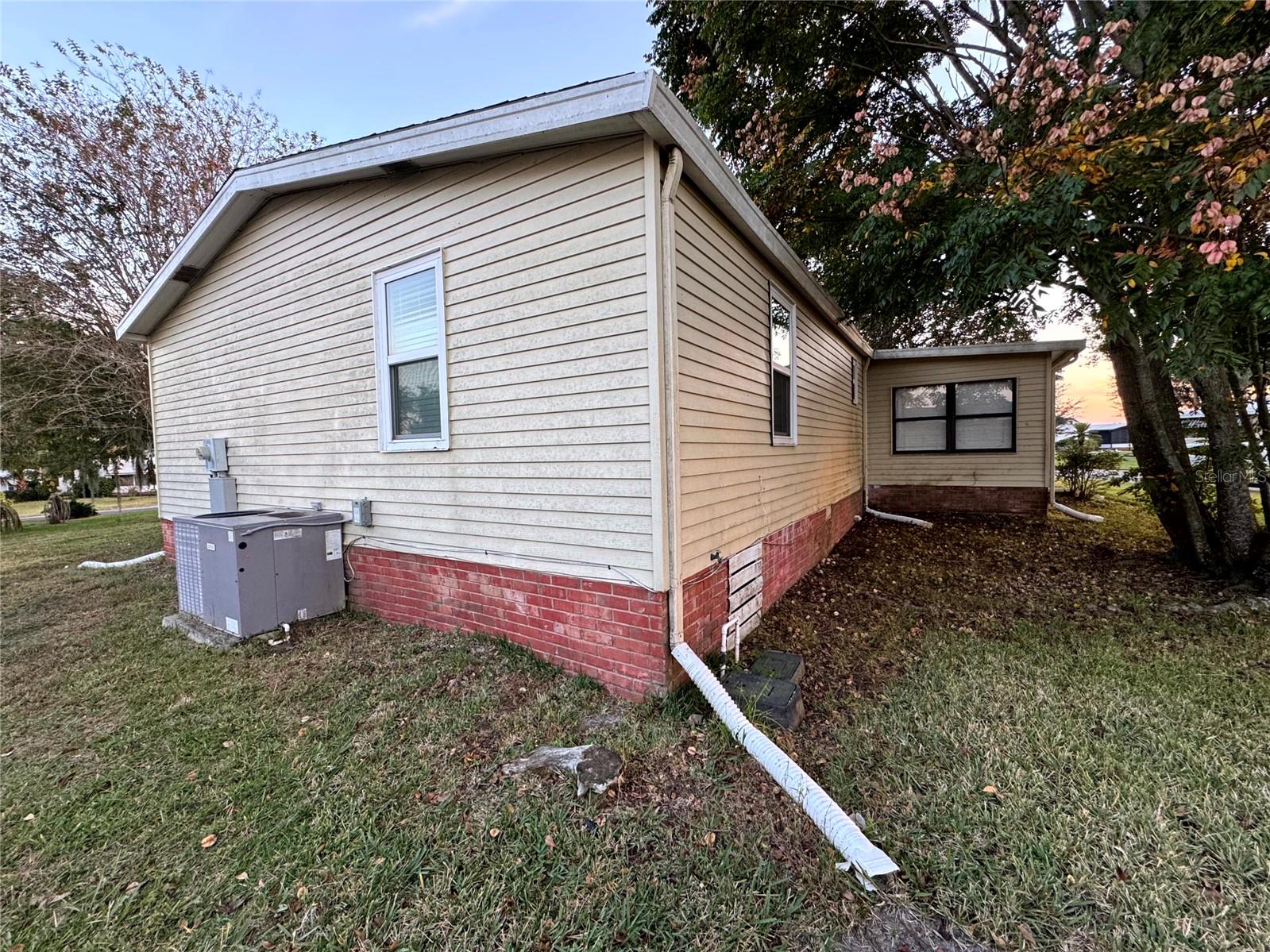 LADY LAKE ORANGE BLOSSOM GARDENS UNIT 09 - Residential