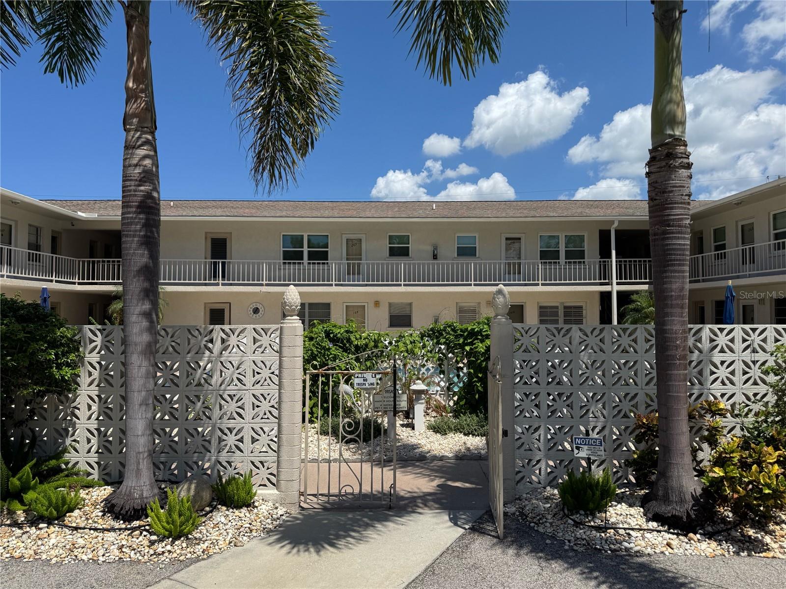 ** Seasonal Rental Available ** Come see this beautiful, 1 bedroom 1 bathroom condo located in the heart of historic Venice Island. The location of this condo could not be better. Only a short walk from local shops, restaurants and a short drive from Venice Beach.