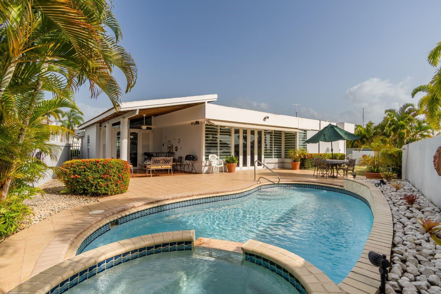 Spectacular and charming one-story residence located in Paseo Real in Dorado, a community known for its quality of life, security, and high property value. Enjoy access to renowned hotels and resorts such as Dorado Beach, a Ritz-Carlton Reserve, among others, as well as unparalleled culinary experiences. In addition, the area offers prestigious schools, stunning beaches, and proximity to San Juan, making it the perfect place for a primary residence. Key Features: Spacious and functional layout / Extended kitchen with modern and elegant finishes / Private pool, ideal for entertainment / No rear neighbors – TOTAL PRIVACY / Includes 2 power generators and water cistern / Spaces designed for your comfort and convenience. This is a great investment in one of the most desirable areas of Puerto Rico. Contact me today for more details or to schedule a private showing!