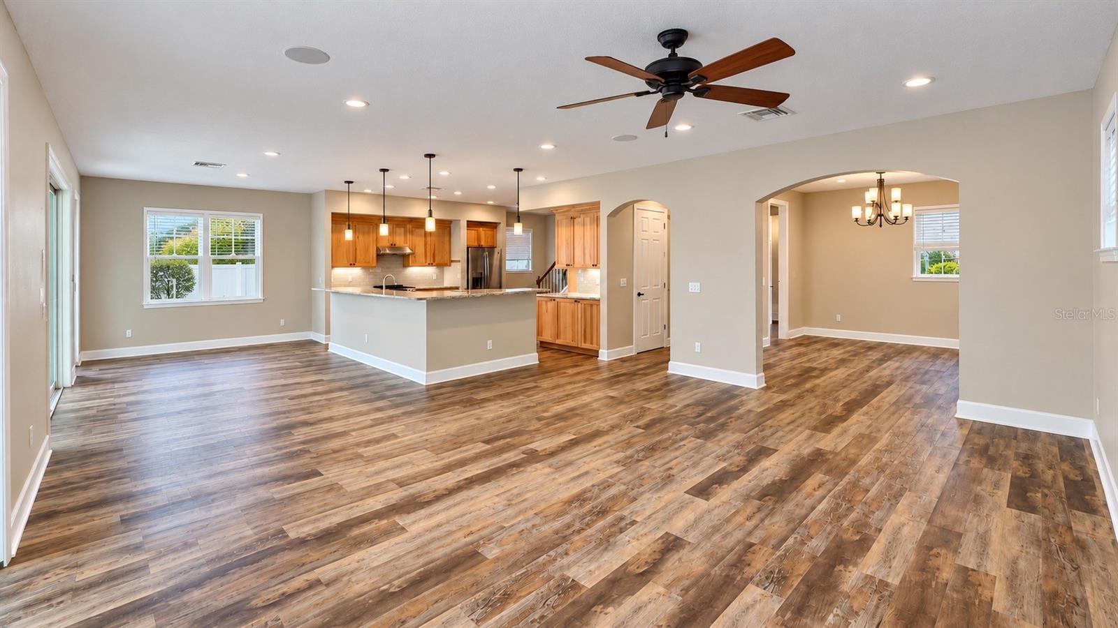 832 GOLFVIEW STREET