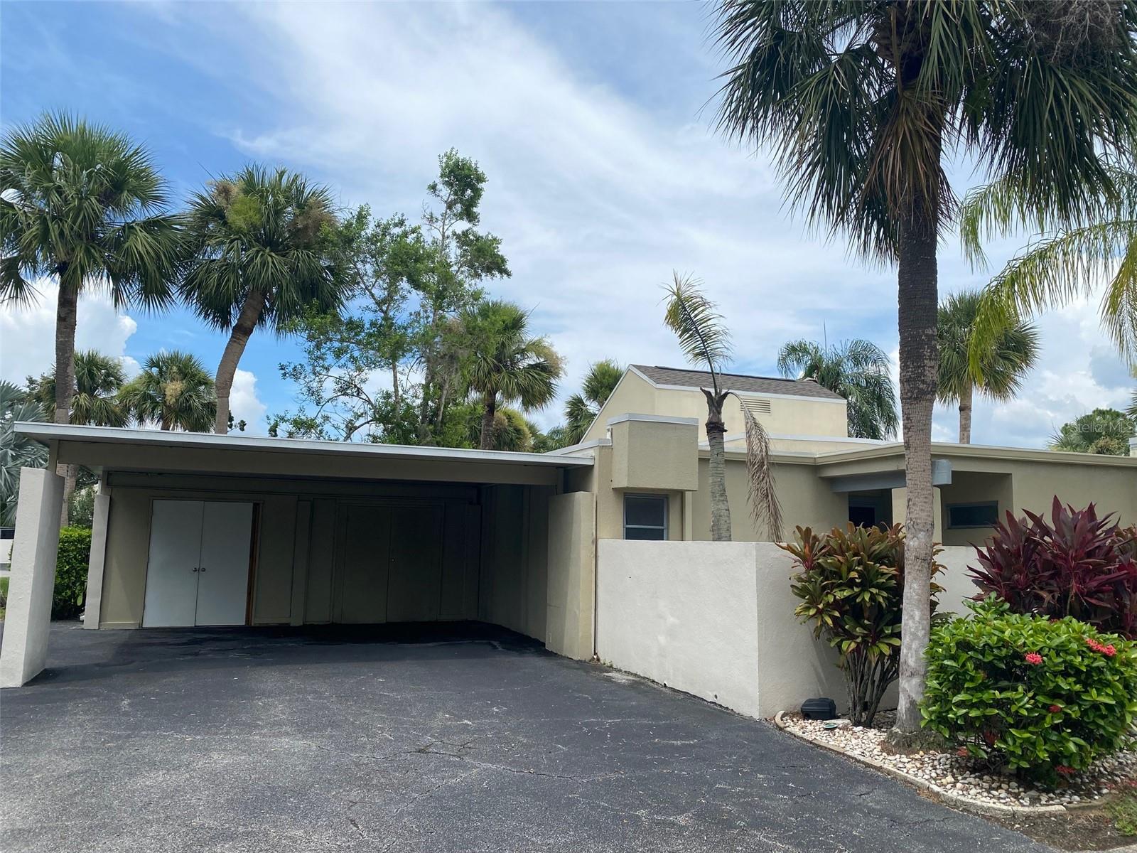 2221 MEADOWLAKE COURT