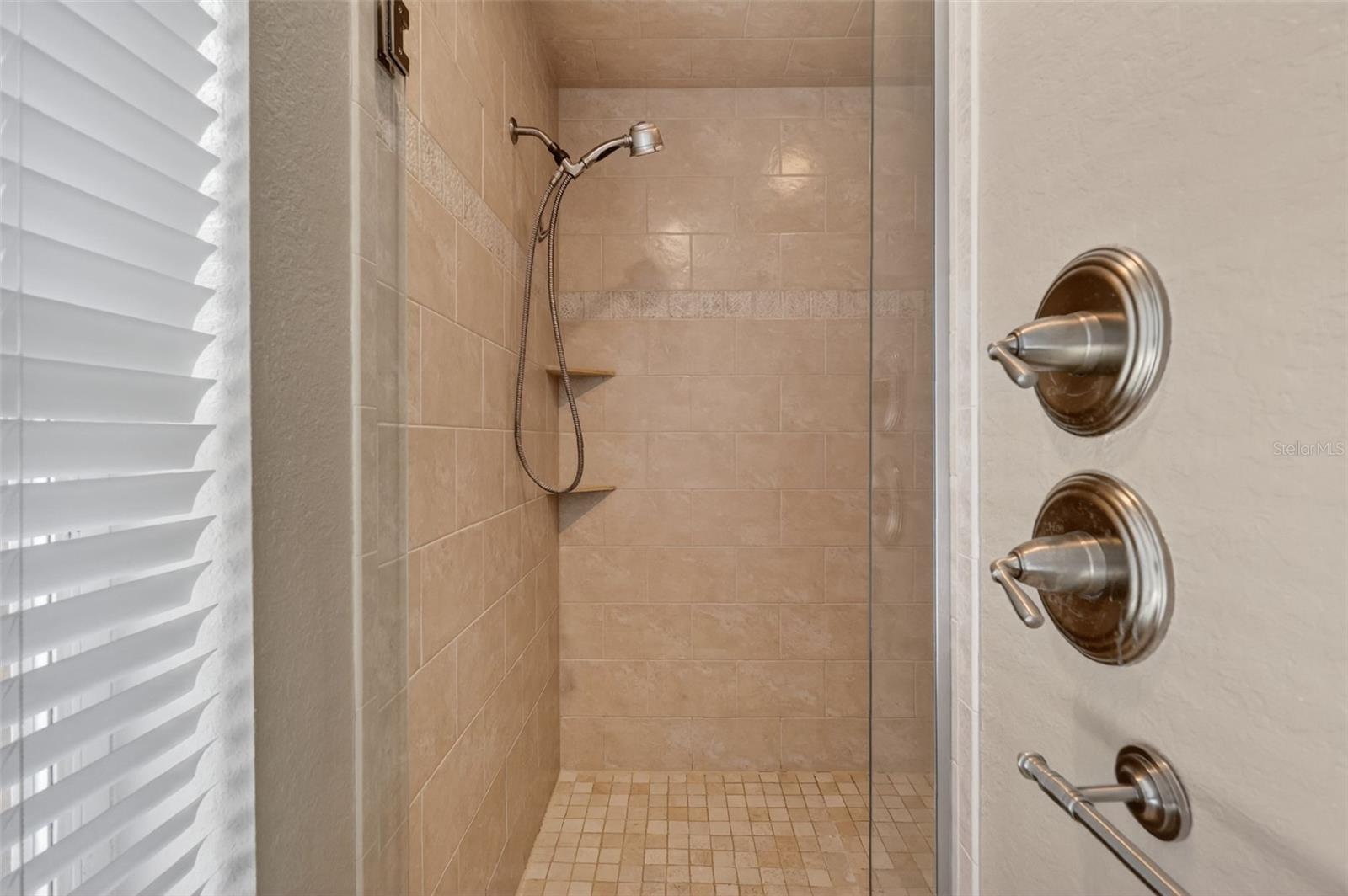 GREEN TREE - Residential