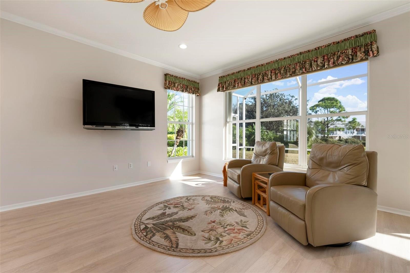 PELICAN POINTE GOLF & COUNTRY CLUB - Residential