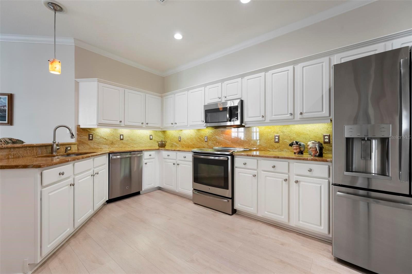 PELICAN POINTE GOLF & COUNTRY CLUB - Residential