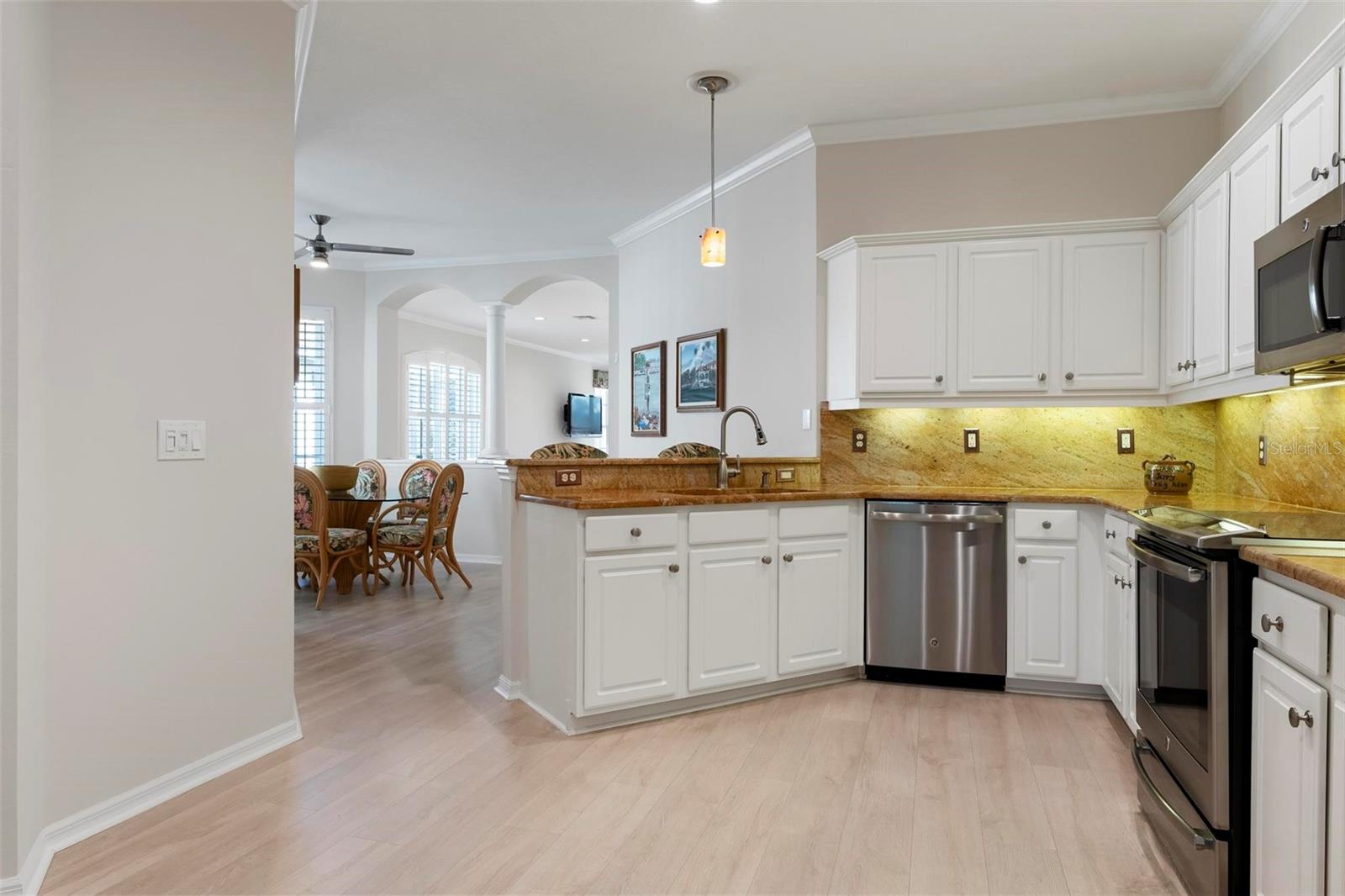 PELICAN POINTE GOLF & COUNTRY CLUB - Residential