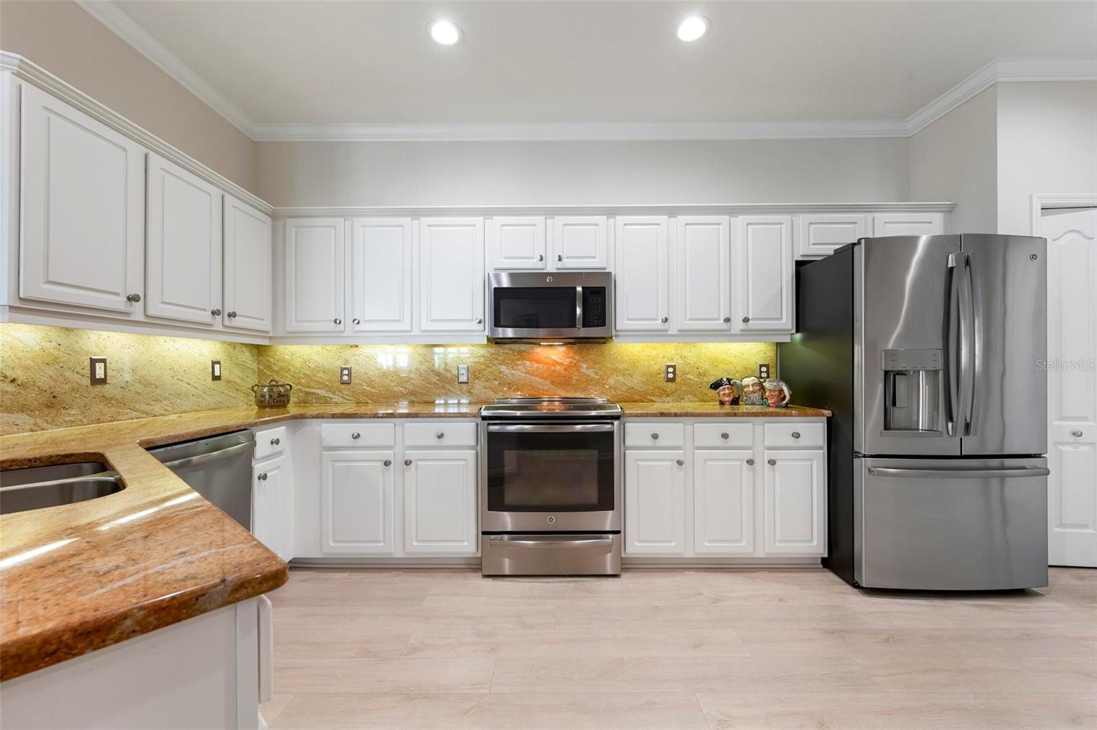 PELICAN POINTE GOLF & COUNTRY CLUB - Residential