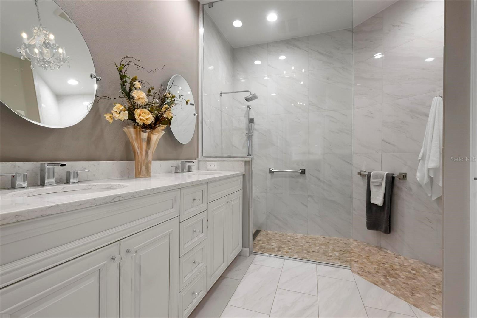 PELICAN POINTE GOLF & COUNTRY CLUB - Residential