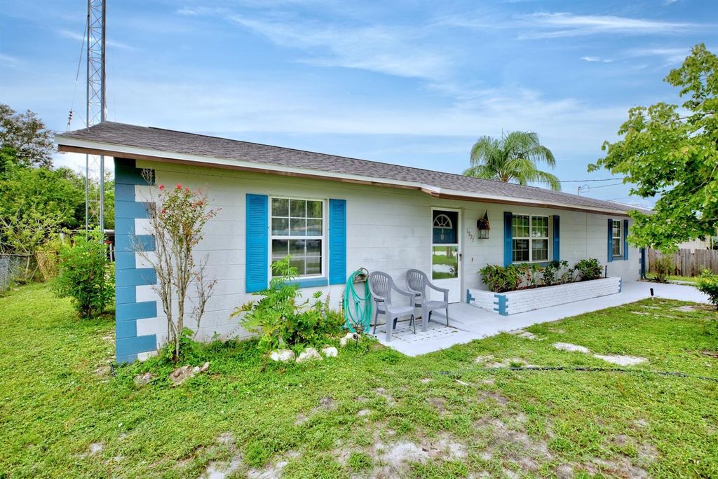 Photo of 1321 Sunset Drive, Sebring, FL 33870 (MLS # L4956538)