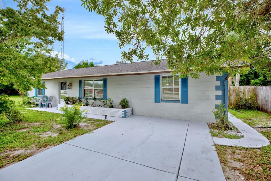 Photo of 1321 Sunset Drive, Sebring, FL 33870 (MLS # L4956538)