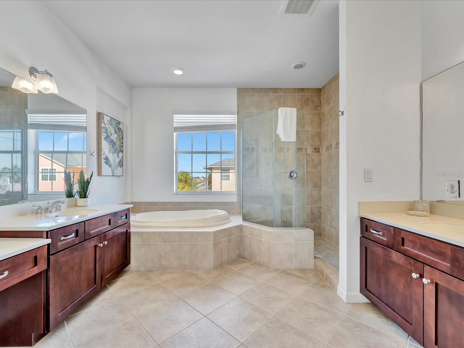 SIESTA POINTE - Residential