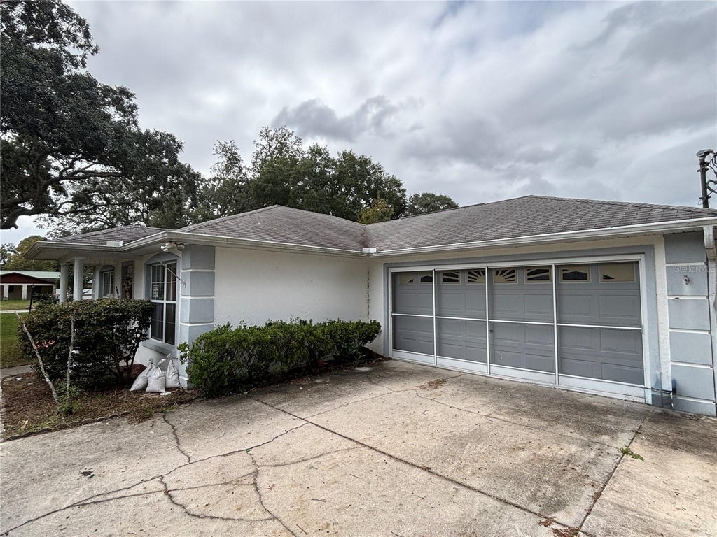 Photo of 2042 SE 175th Terrace, Silver Springs, FL 34488 (MLS # OM734850)
