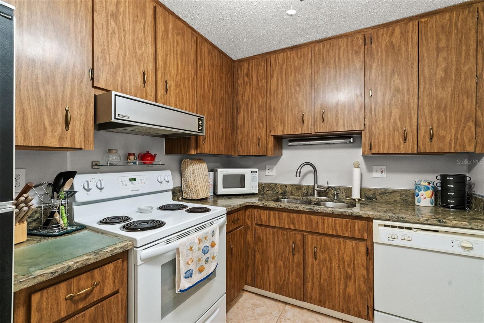 MEDITERRANEAN MANORS - Residential