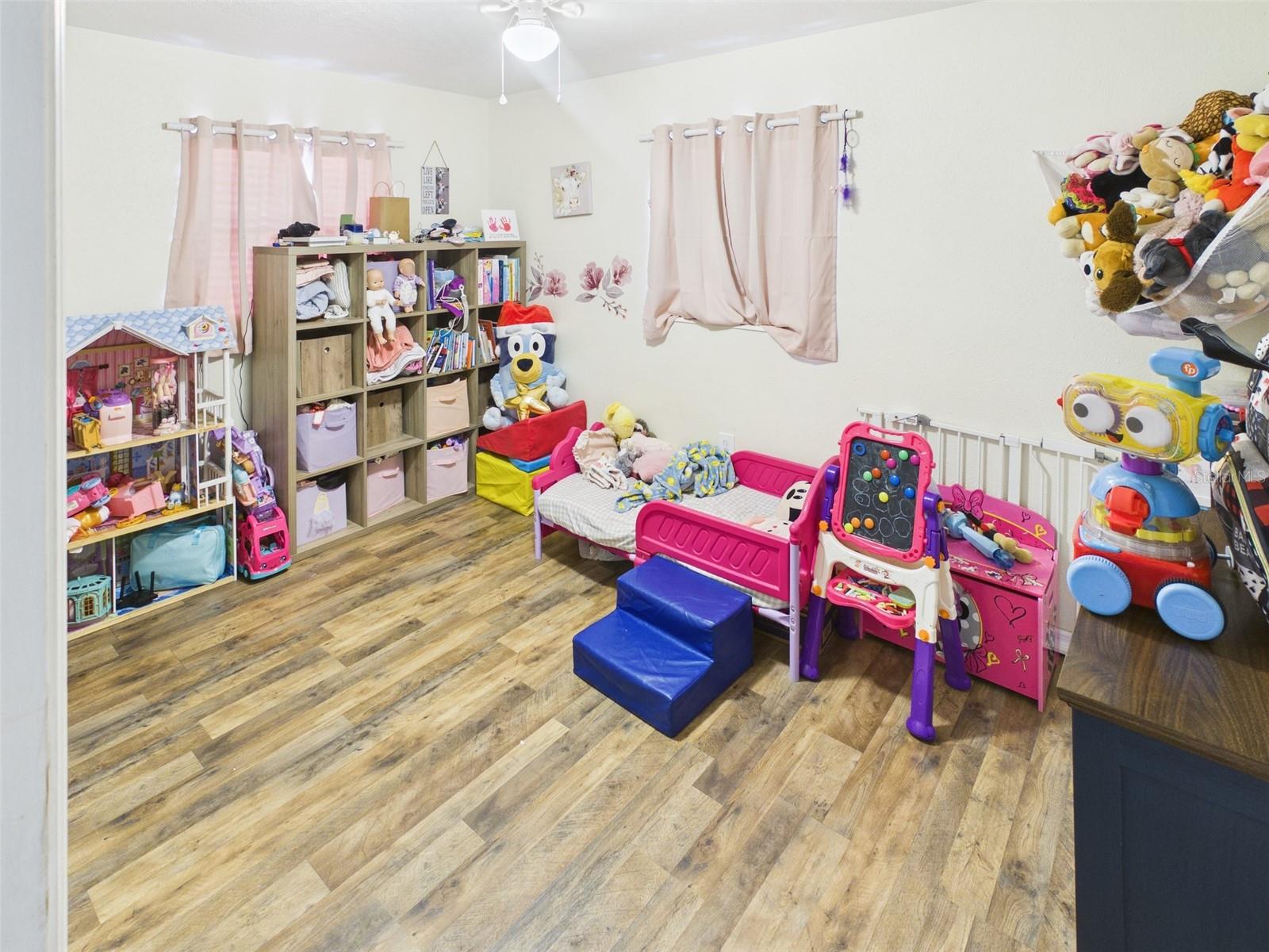 HAMPTON COURT - Residential