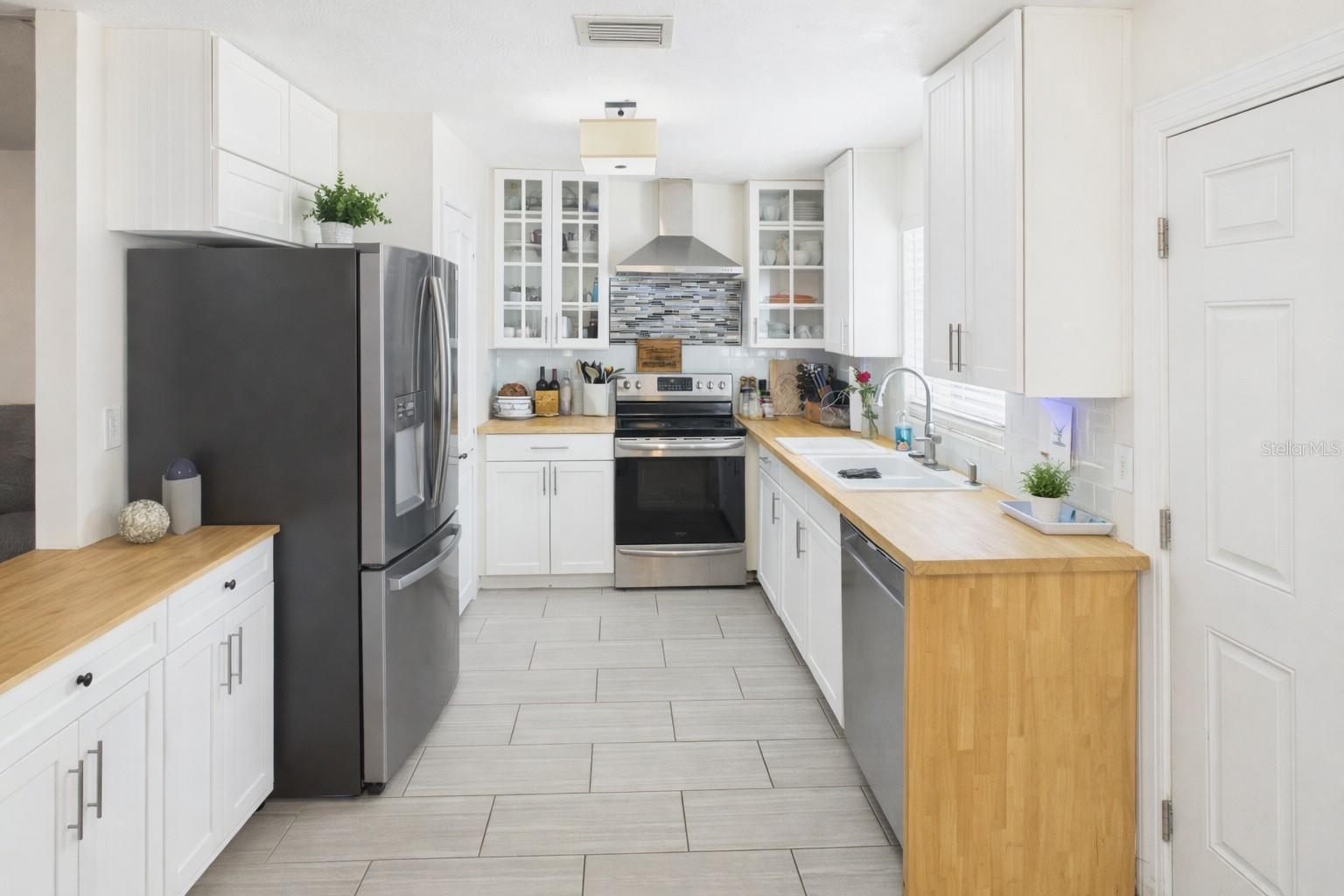 HAMPTON COURT - Residential