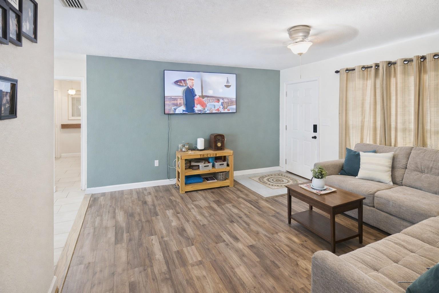 HAMPTON COURT - Residential