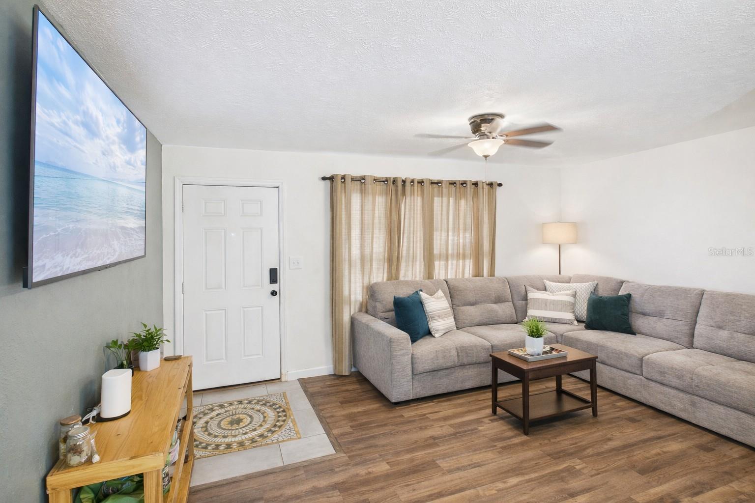 HAMPTON COURT - Residential